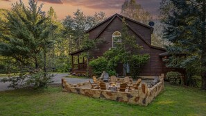 Outdoor dining - Lucky Charm is an inviting 3 bedroom retreat nestled in the woods minutes from the Pkwy! (Pigeon Forge)