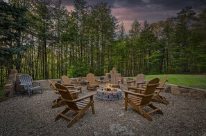 Property grounds - Lucky Charm is an inviting 3 bedroom retreat nestled in the woods minutes from the Pkwy! (Pigeon Forge)