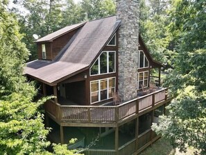 Exterior - Lucky Charm is an inviting 3 bedroom retreat nestled in the woods minutes from the Pkwy! (Pigeon Forge)