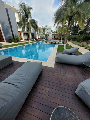 Una piscina al aire libre