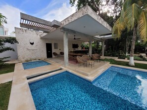 Una piscina al aire libre