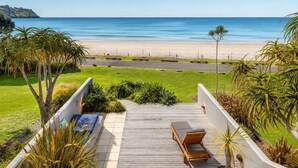 Una terraza con vista a la playa y al océano.