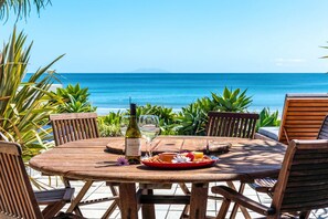 Outdoor dining - The Sands Villa 28 - Onetangi Beachfront (Waiheke Island)
