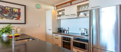 Geladeira, micro-ondas, fogão, cooktop