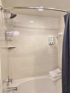 Ensemble douche/baignoire, sèche-cheveux, serviettes fournies
