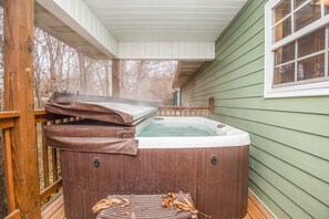Outdoor spa tub - downtown pigeon forge (Pigeon Forge)