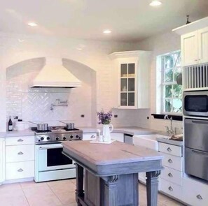 Frigorifero, microonde, forno, lavastoviglie