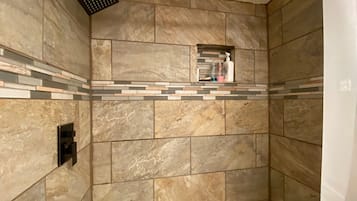 Combined shower/bathtub, hair dryer, towels, soap
