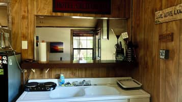 Kühlschrank, Mikrowelle, Wasserkocher mit Kaffee-/Teezubehör, Mixer