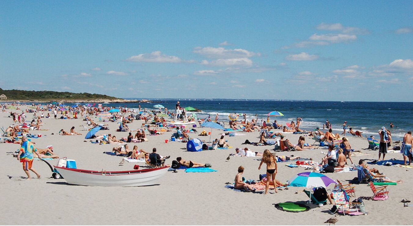 Beach nearby, sun-loungers, beach towels