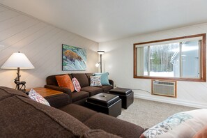 Smart-TV, Kamin, Bücher