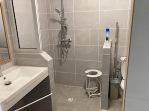 Douche, sèche-cheveux, serviettes fournies