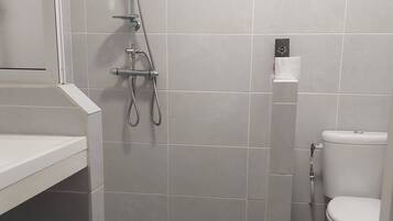 Dusj, hårføner og håndklær