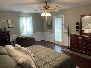 5 soverom, skrivebord, wi-fi (inkludert) og sengetøy