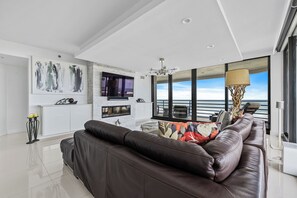 TV, caminetto, impianto stereo