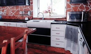 Frigorífico, cafetera o tetera, hervidor eléctrico y mesa de comedor