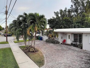 Vista frontal de la propiedad