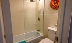 Combined shower/tub, hair dryer, towels