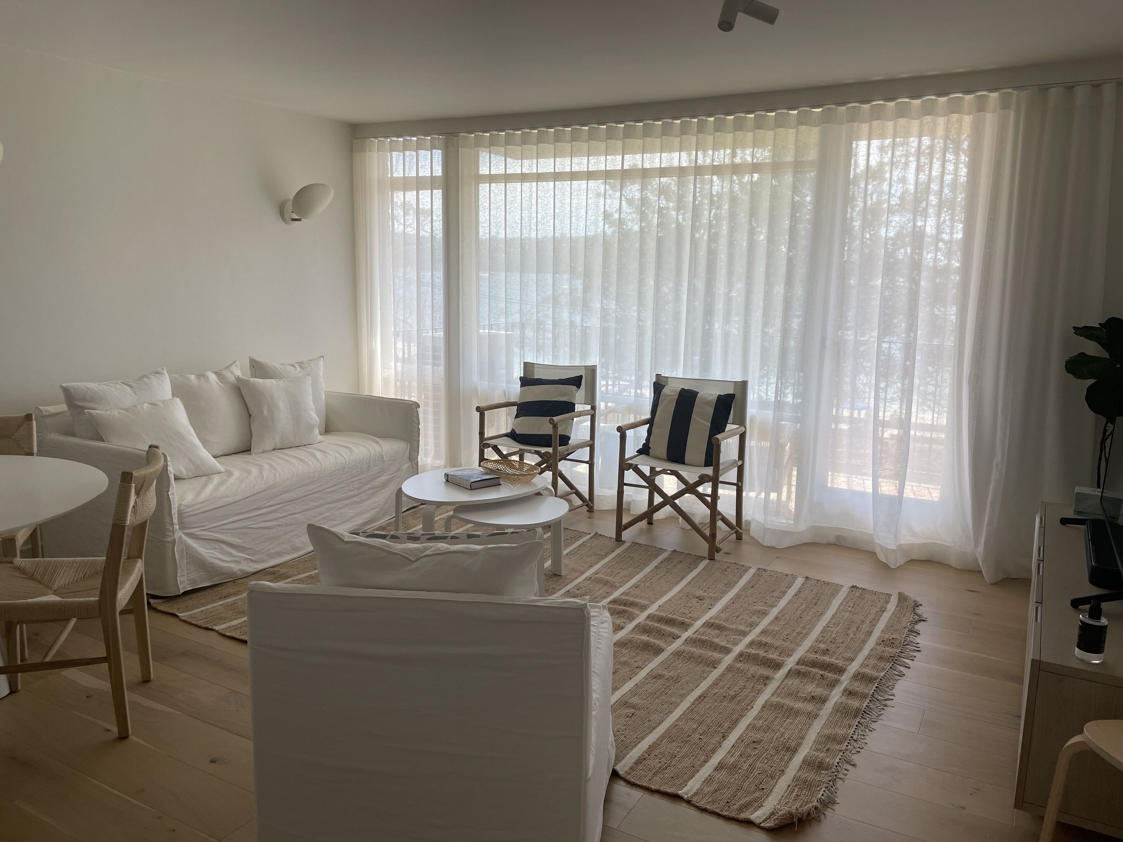 Beachfront Balmoral bliss designer NEWLY renovated apartment — image 26