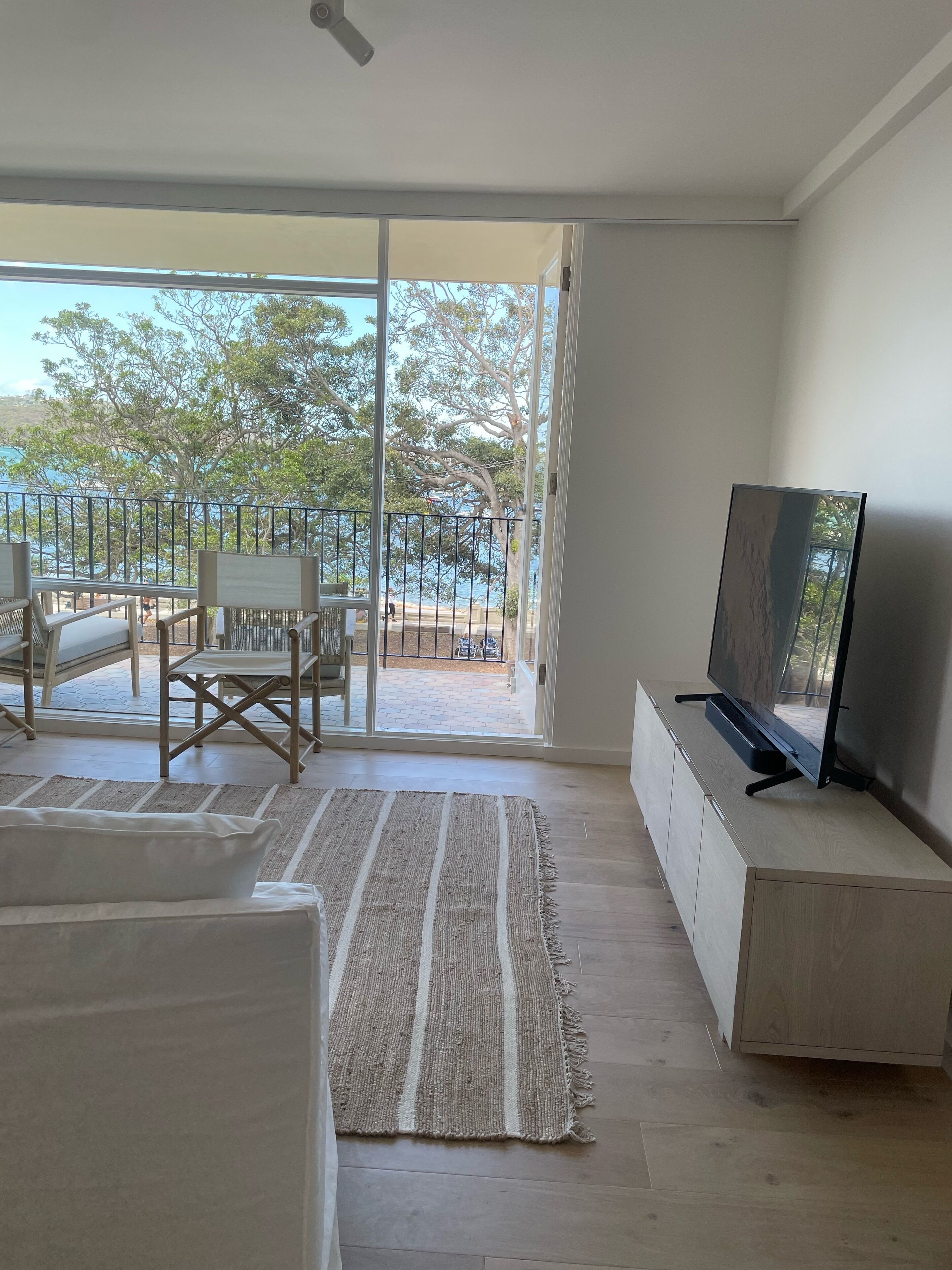 Beachfront Balmoral bliss designer NEWLY renovated apartment — image 13