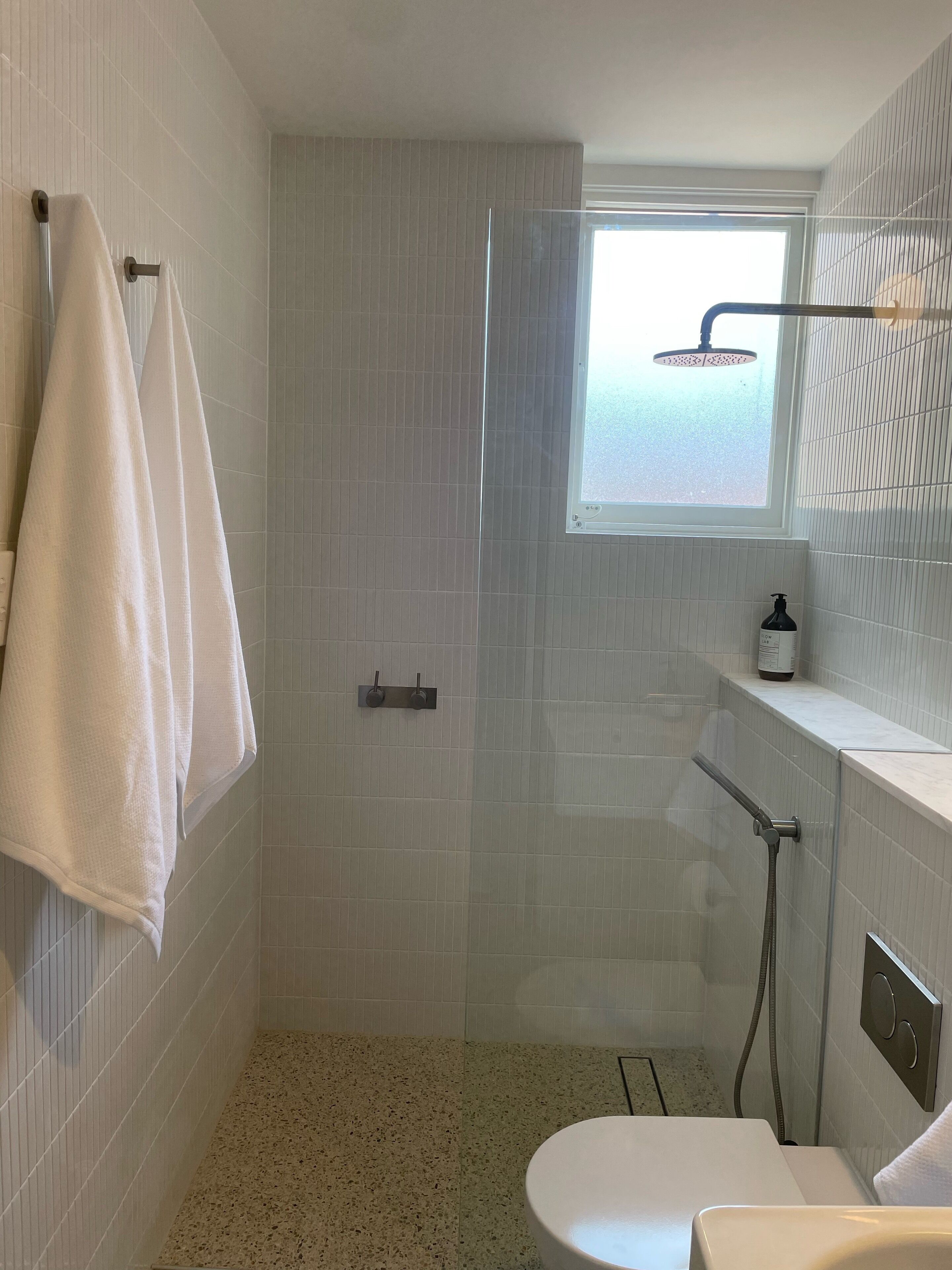 Beachfront Balmoral bliss designer NEWLY renovated apartment — image 9