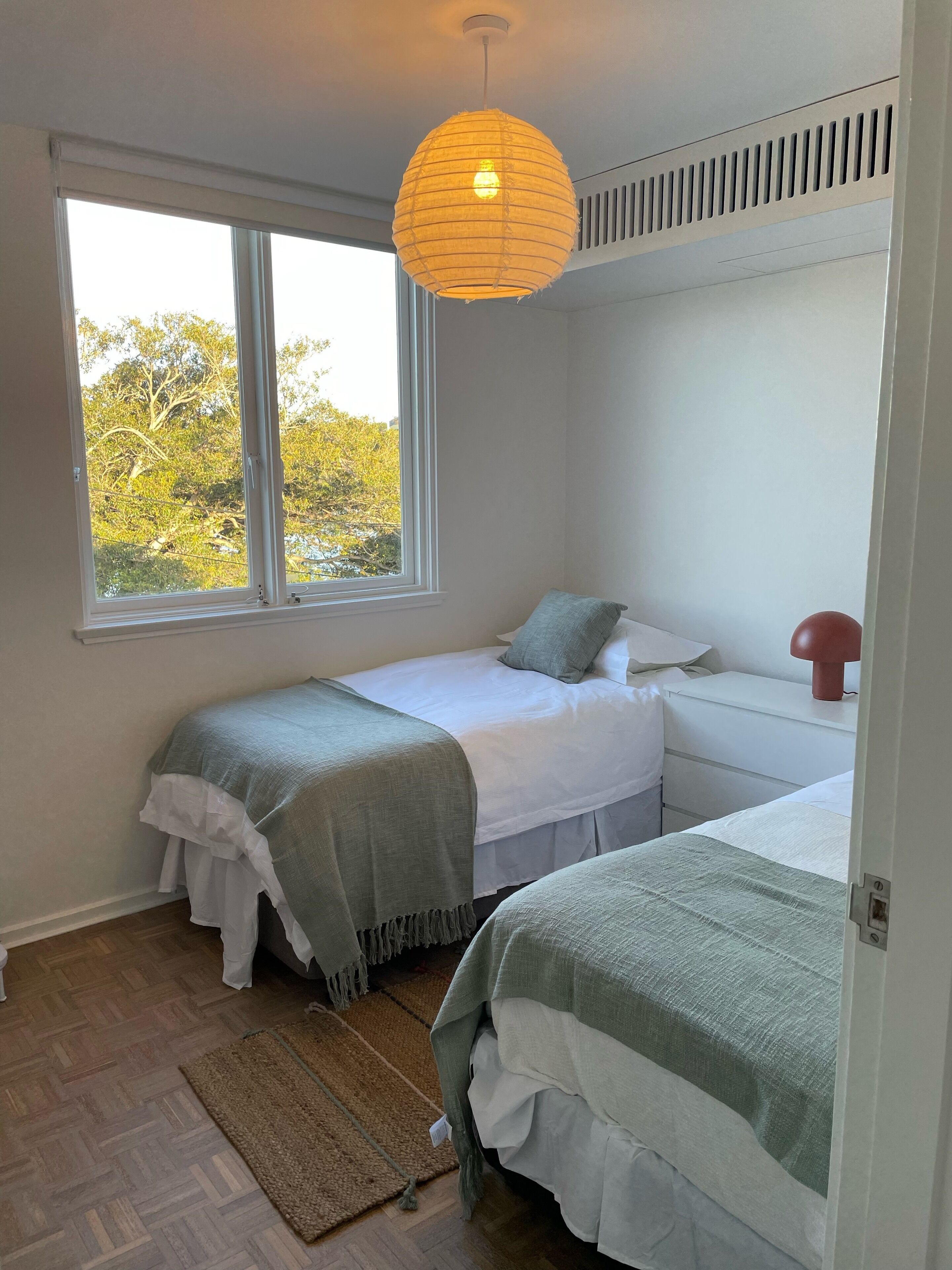 Beachfront Balmoral bliss designer NEWLY renovated apartment — image 17