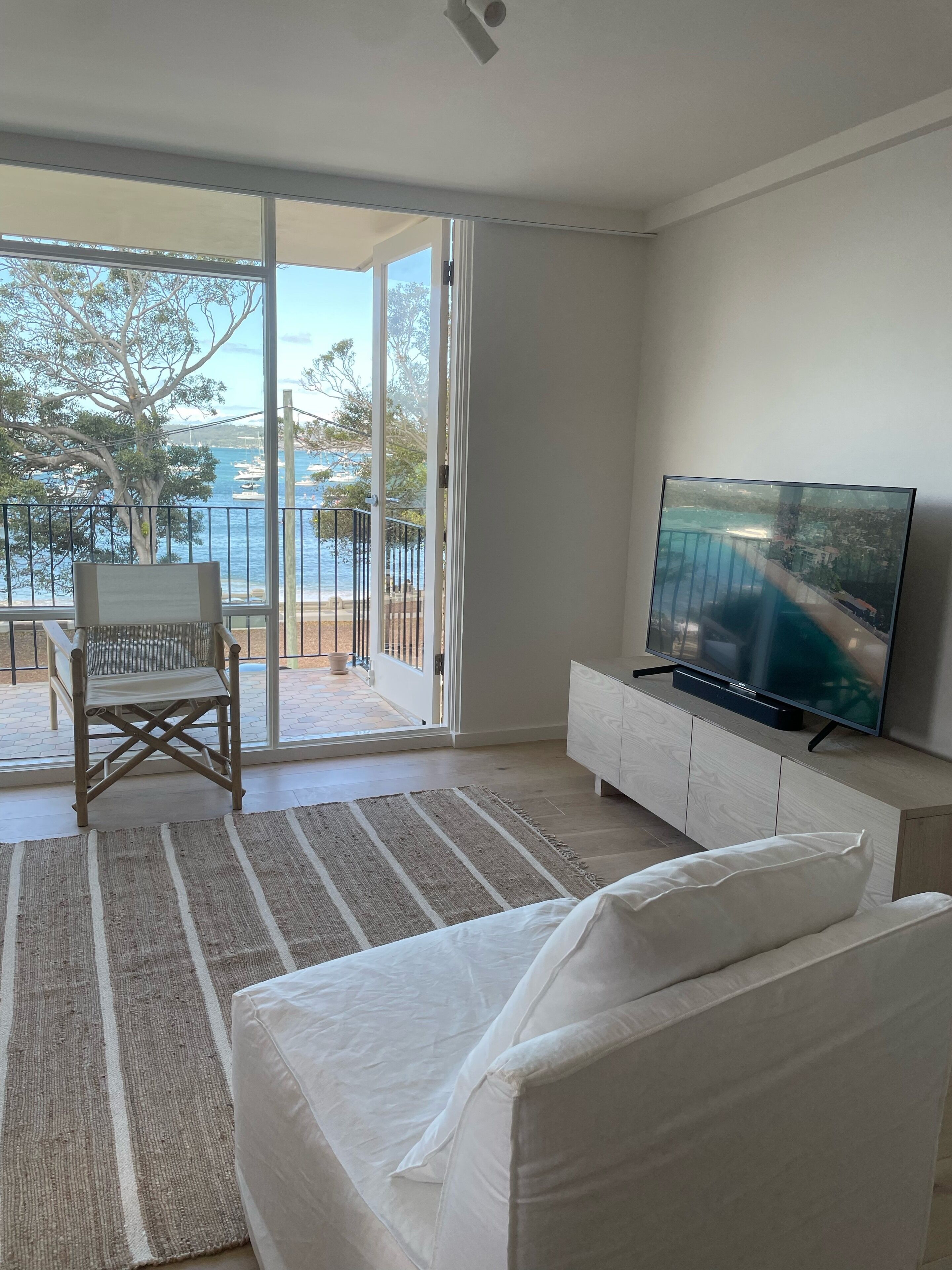 Beachfront Balmoral bliss designer NEWLY renovated apartment — image 15