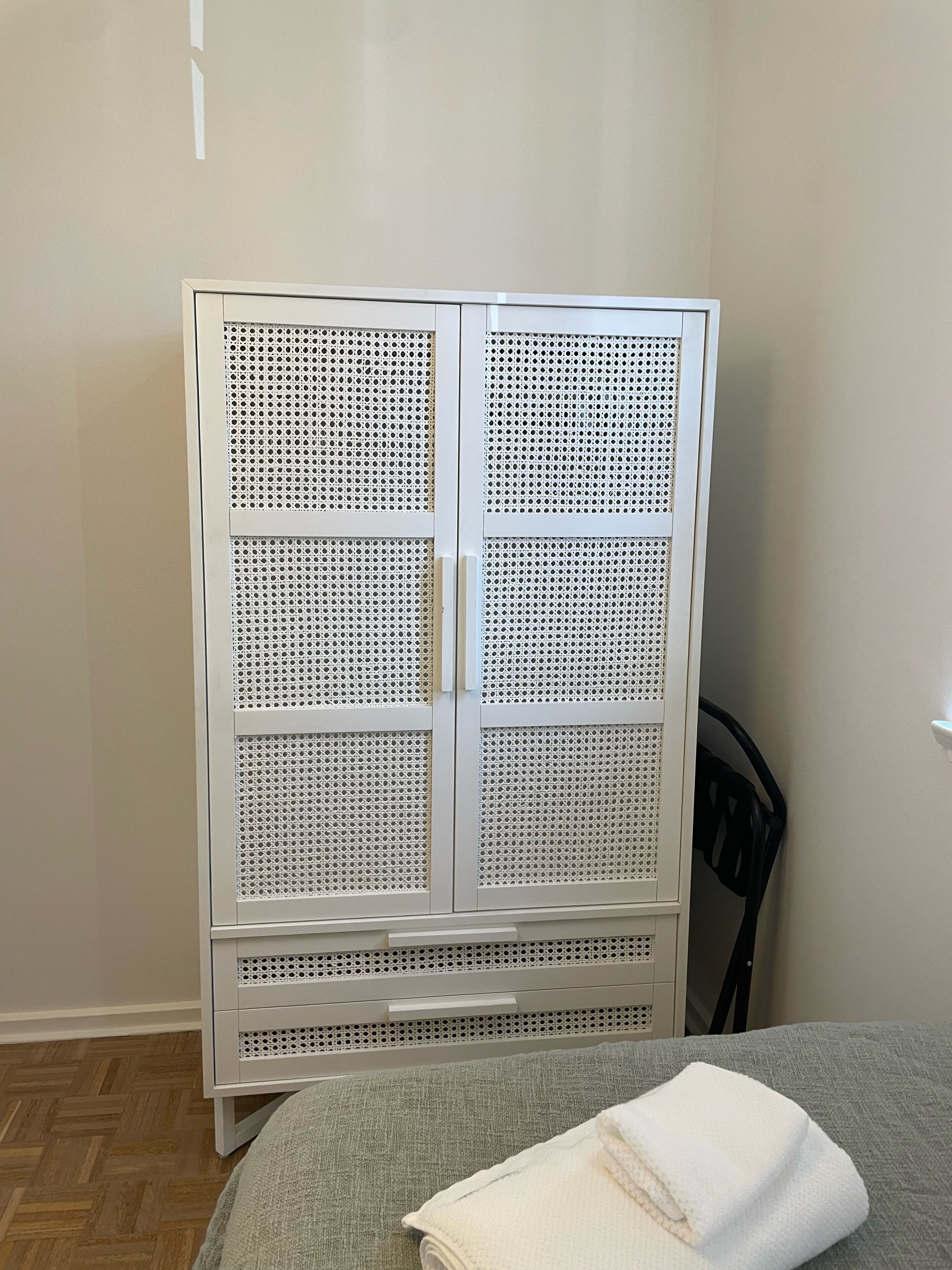 Beachfront Balmoral bliss designer NEWLY renovated apartment — image 28