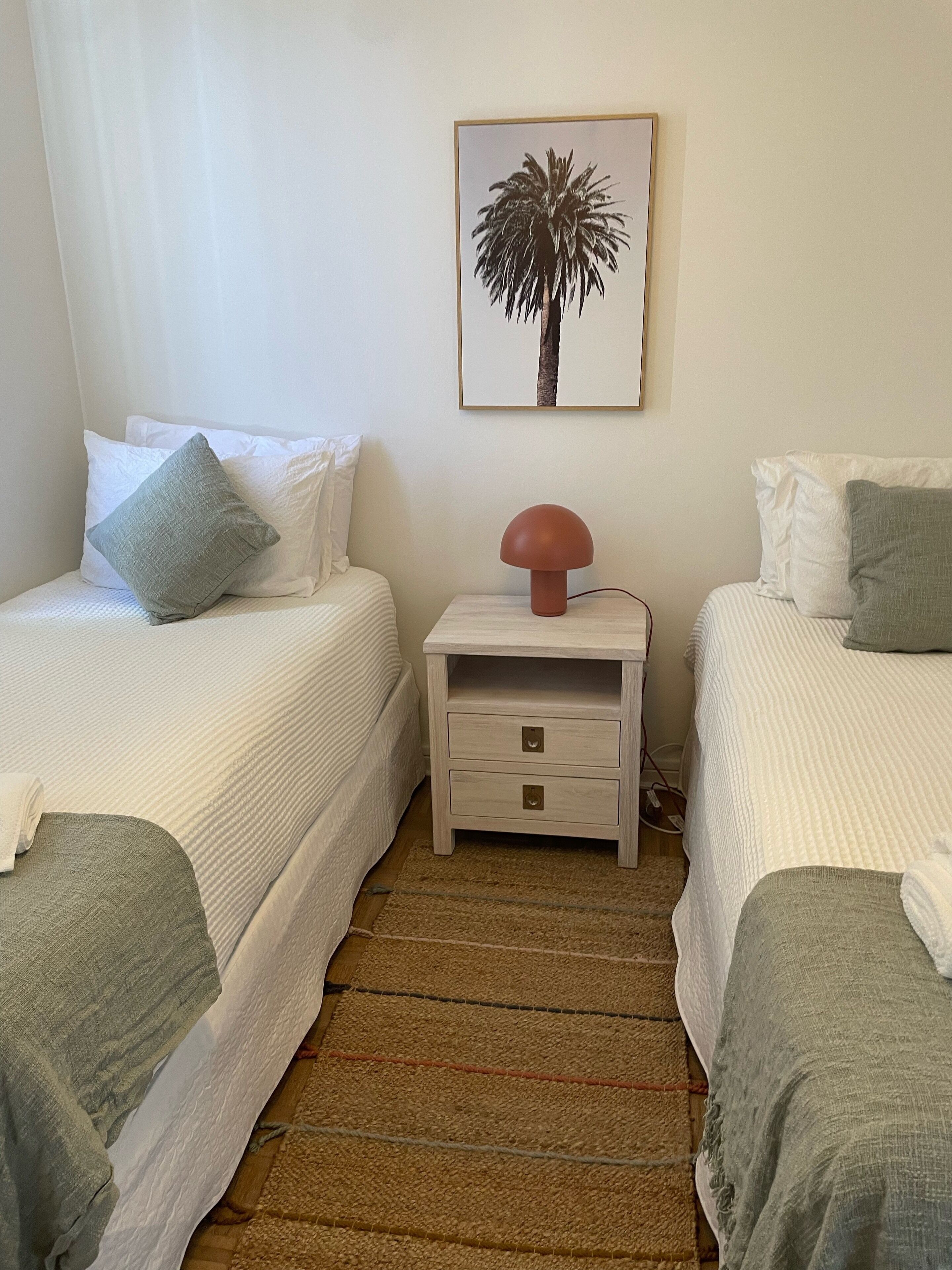 Beachfront Balmoral bliss designer NEWLY renovated apartment — image 27