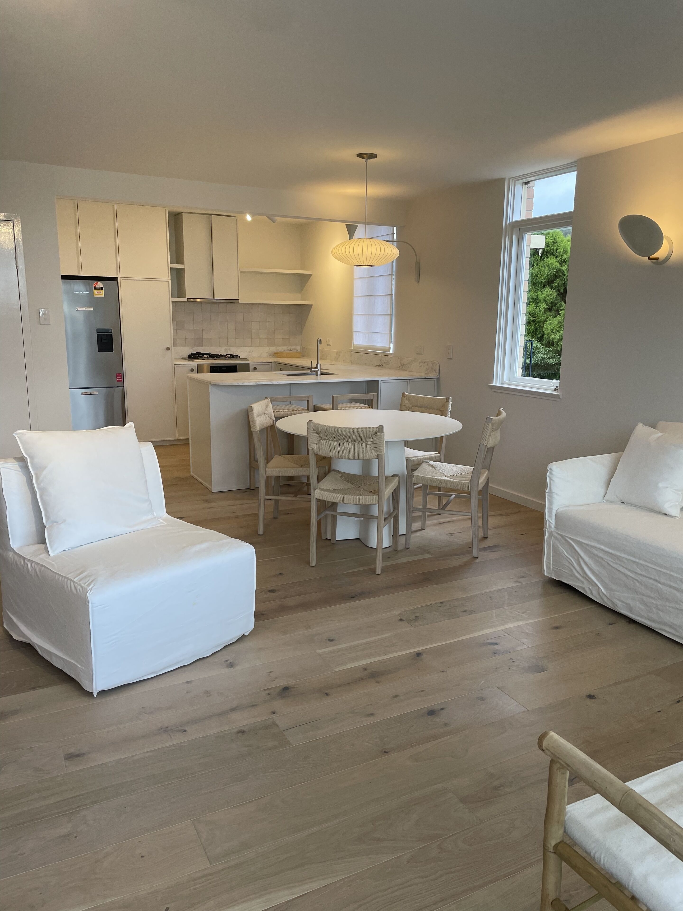 Beachfront Balmoral bliss designer NEWLY renovated apartment — image 3