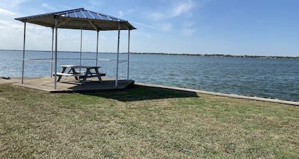 Lovely one-bedroom condo by lake Ray Hubbard