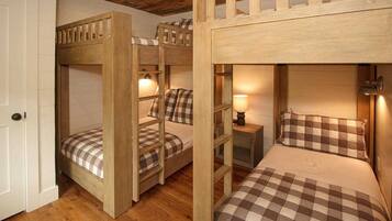 4 bedrooms, desk, free WiFi, bed sheets