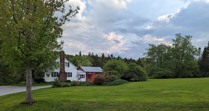 Perfect VT getaway - great for two families! Starlink Internet, Large Yard