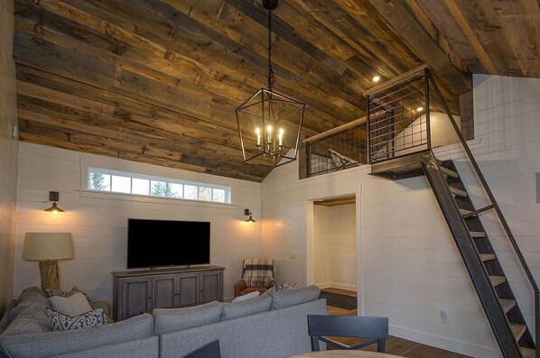 Smart TV, chimenea, videojuegos y reproductor de DVD 