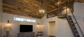 Perfect VT getaway - great for two families! Starlink Internet, Large Yard