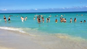 靠近海滩、沙滩椅、沙滩毛巾