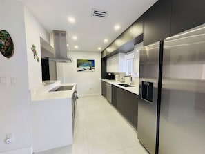Frigorifero, microonde, forno, piano cottura