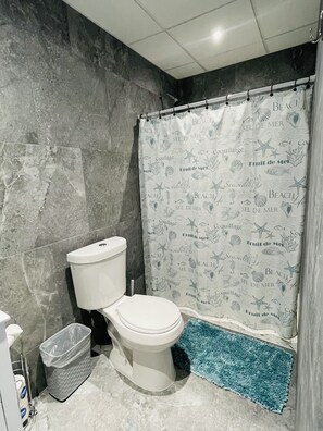 Ducha, toallas, jabón y champú
