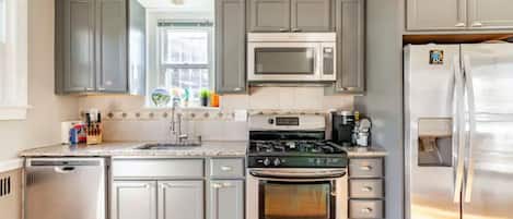 Réfrigérateur, micro-ondes, four, plaque de cuisson