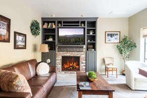Smart TV, chimenea y oficina 