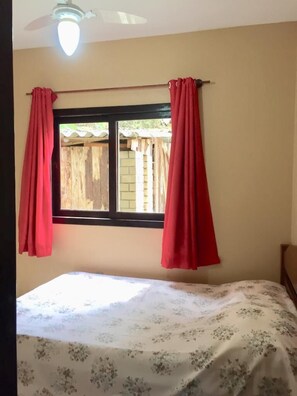 2 bedrooms, WiFi, bed sheets - We are 300 m from Guarda do Embau beach. (Palhoça)