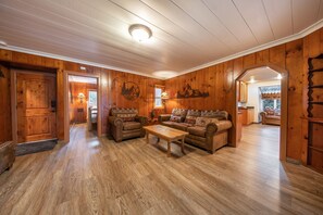 Living room - Koi Story Cabin (Maple Valley)
