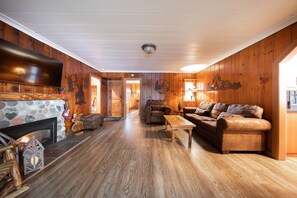 Cabaña | Sala de estar | Televisión de pantalla plana de 50 pulgadas con canales por cable