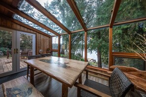 Dining room - Koi Story Cabin (Maple Valley)