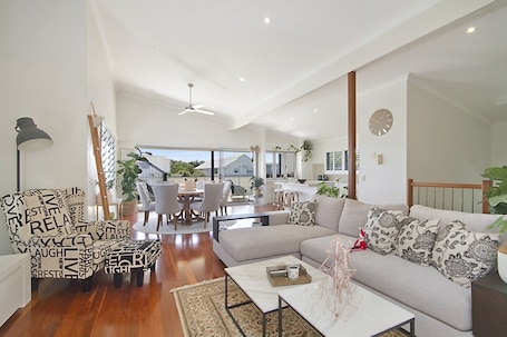 TV, books. Beachside Retreat: Casuarina | Quick walk to beach & near Osteria Weddings