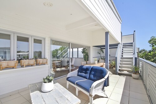 Beachside Retreat - 2 Bedrooms (Short or Long Term) Opposite Casuarina Beach