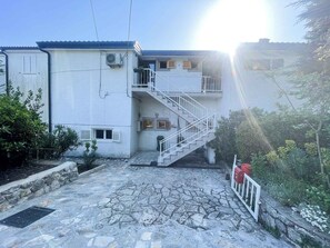 Exterior - Holiday apartment mit Balkon und Meerblick (Jadranovo)