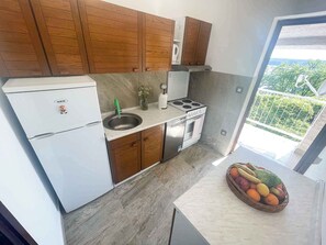 Fridge, stovetop, dishwasher, coffee/tea maker - Holiday apartment mit Balkon und Meerblick (Jadranovo)