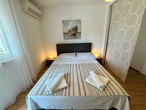 4 bedrooms, WiFi - Holiday apartment with balcony and air conditioning (Jadranovo)