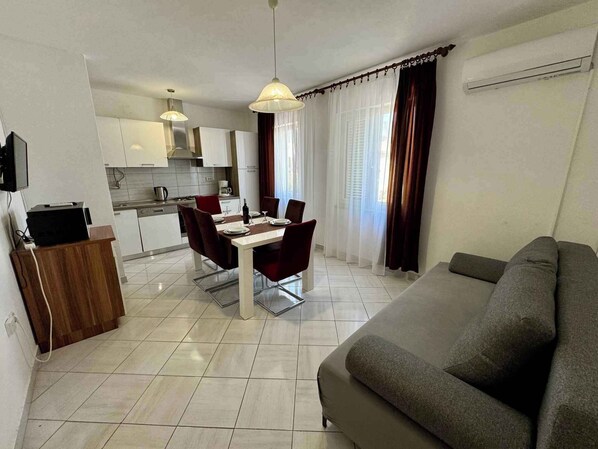 TV - Holiday apartment with balcony and air conditioning (Jadranovo)